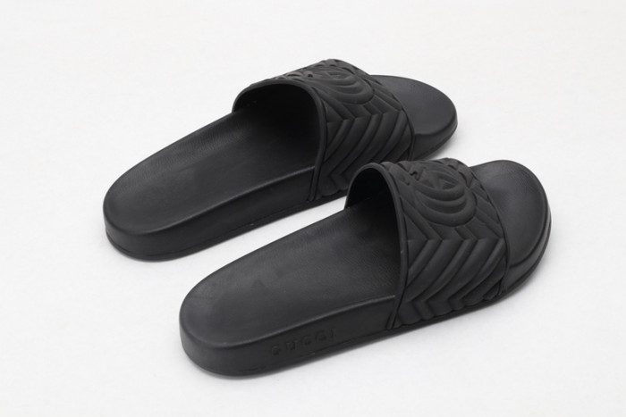 G*u*i slippers all  black