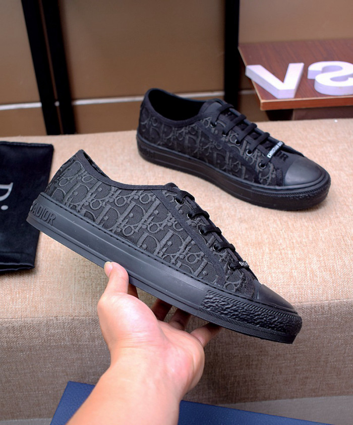 d10r b23 oblique low top sneaker