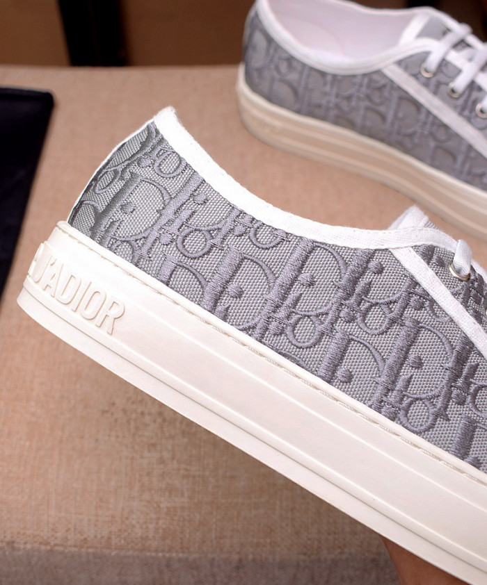 d10r b23 oblique low top sneaker