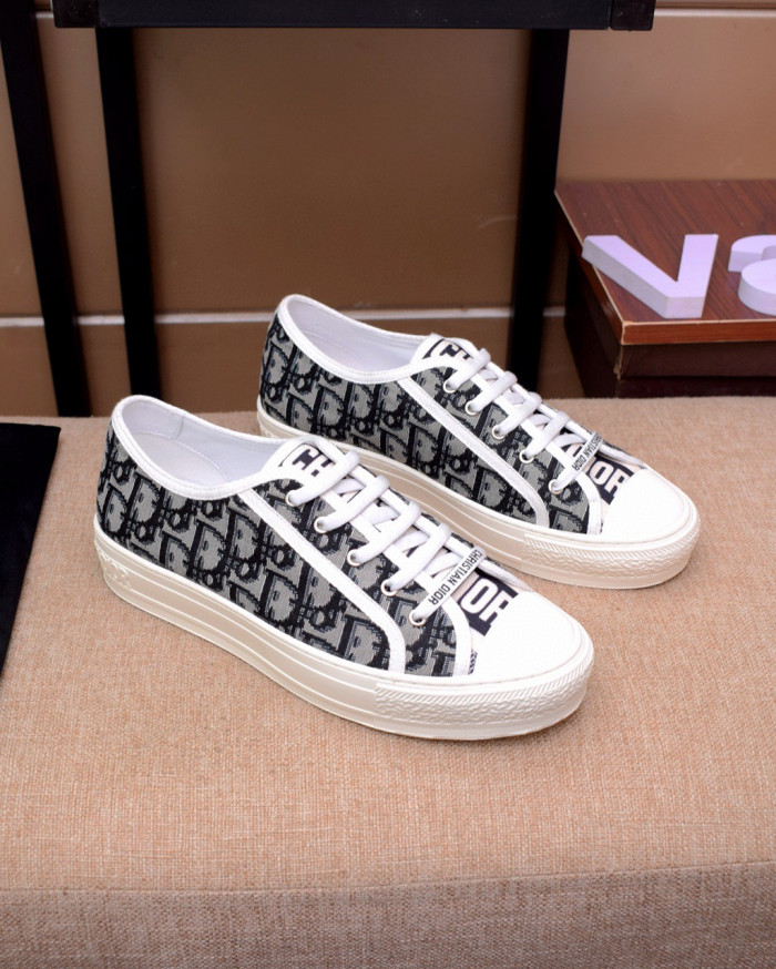 d10r b23 oblique low top sneaker