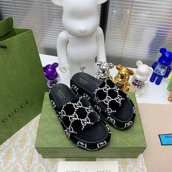 G*u*i slippers