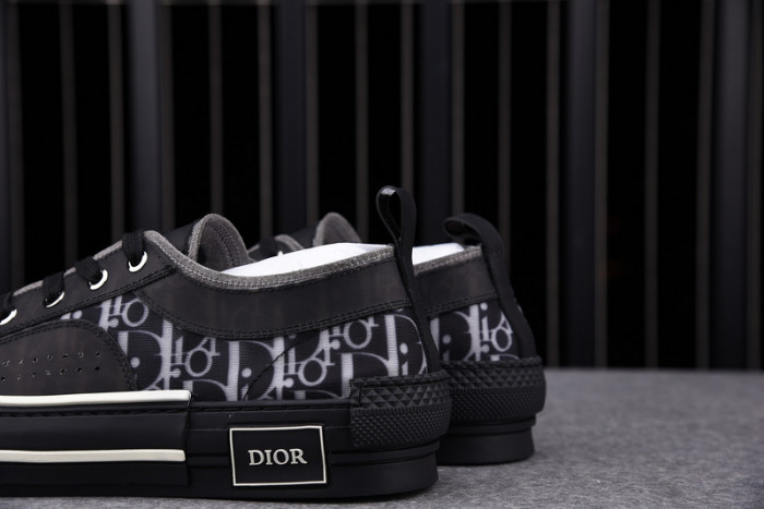 d10r b23 oblique low top sneaker