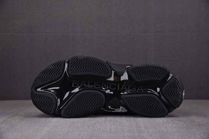 Ba*len*cia*ga triple s