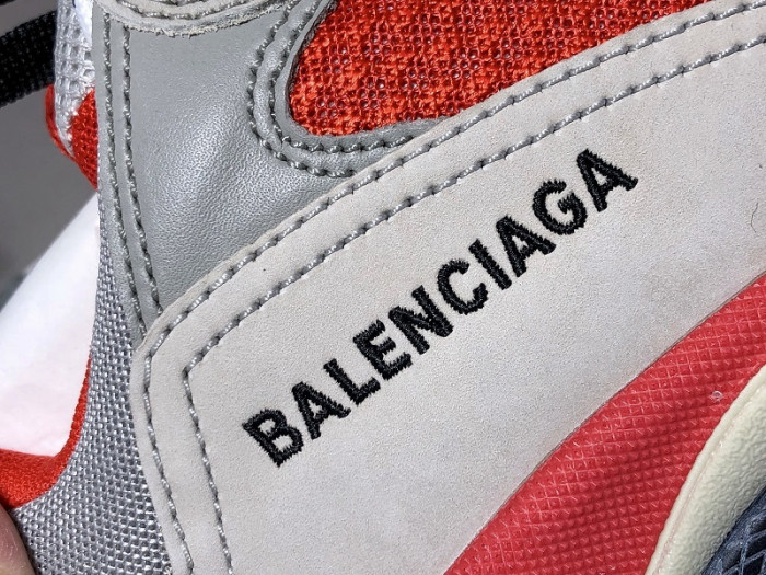 blcg triple s trainer  grey red 536737 w09oh 6151