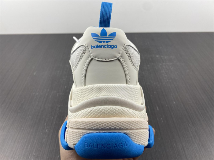 Ba*len*cia*ga triple s