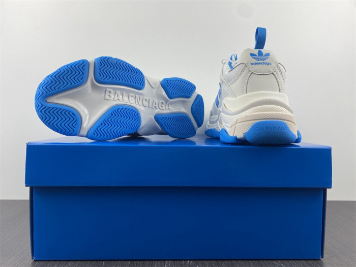 Ba*len*cia*ga triple s