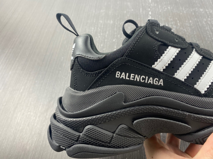 Ba*len*cia*ga triple s