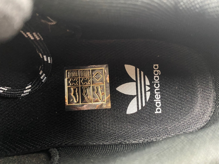 Ba*len*cia*ga triple s