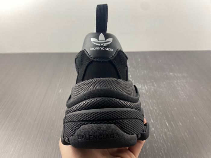 Ba*len*cia*ga triple s