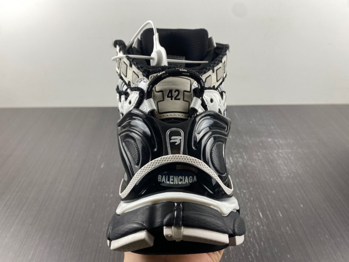 Ba*len*cia*ga -runner