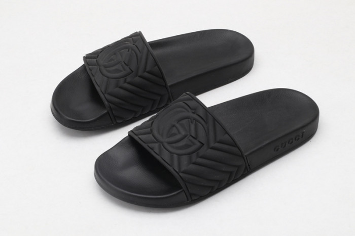 G*u*i slippers all  black