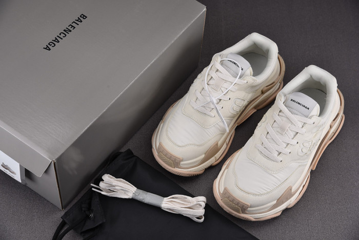 Ba*len*cia*ga triple s